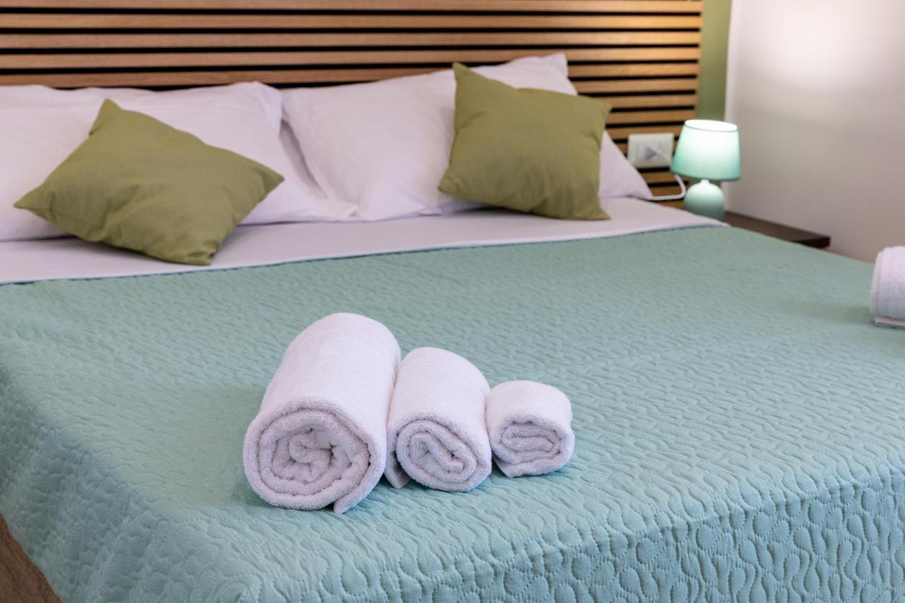 The Heart Guest House Наполи Екстериор снимка